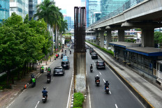 Motorists drive past an abandoned pillar of the uncompleted monorail project on Jl. Rasuna Said in South Jakarta, in this file photo from mid-October 2025.