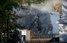  The facade of the East Wing of the White House is demolished by work crews on October 20, 2025 in Washington, DC. 