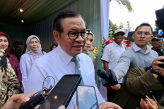 Green space expansion: Jakarta Governor Pramono Anung speaks to journalists on the sidelines of a meeting on Saturday in East Jakarta. The city administration will utilize land under toll roads to expand green spaces in the city.