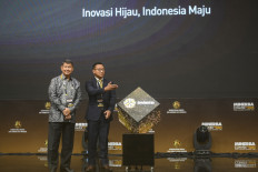 Arsari Group president commissioner Hashim Djojohadikusumo (left) and president director Aryo Djojohadikusumo stand on the stage at the launch of Envirotin at the Coal and Mineral Resources Convention Expo (Minerba Convex) 2025 in Jakarta on Oct. 15, 2025. Envirotin is claimed to be a environment-friendly tin produced using renewable energy.