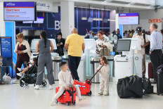 White House warns of chaos at US airports as shutdown drags