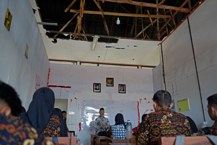 Students attend class in a damaged classroom at SMAN 23 Makassar state senior high school in Makassar, South Sulawesi on Oct. 16, 2025. The South Sulawesi administration has pushed to renovate 400 damaged schools under the central government's school renovation program for 2026.