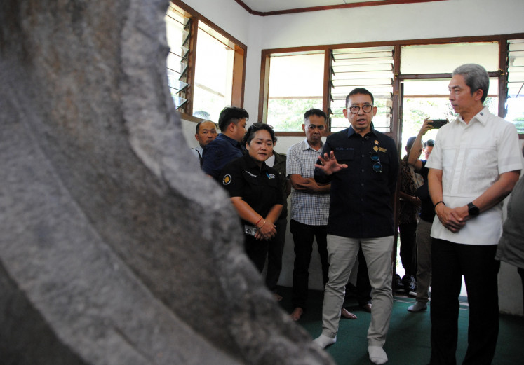 Culture Minister Fadli Zon (second right) talks with Bogor Mayor Dedie A. Rachim (right) during a visit on Oct. 25 to Bumi Ageung Batutulis Museum in Bogor, West Java. Fadli visited the museum amid a plan to build a museum focused on telling the history of the ancient Sundanese kingdom Pajajaran.