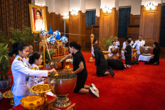 Mourners pay respects in front of a portrait of Thailand's former queen Sirikit inside the Grand Palace in Bangkok on October 26, 2025. The year-long funeral ceremony of Thailand's former Queen Sirikit started on October 26, with grieving royalists set to salute the procession bringing her remains to lie in state at Bangkok's Grand Palace.