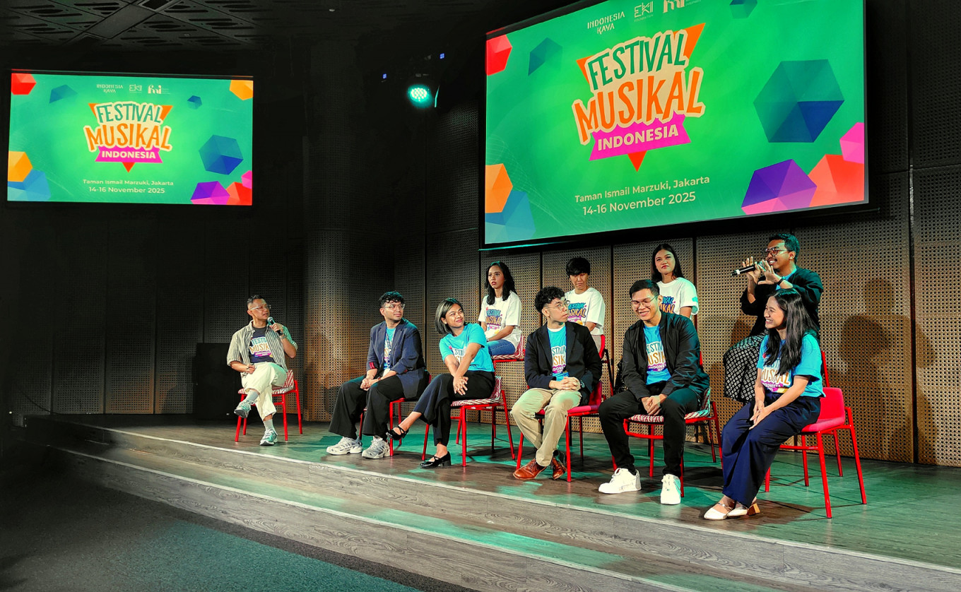 Behind the scenes: Rikat Parikesit (back, right) speaks about Waktunya Main’s musical Kakek dan Perahu Kuning (Grandfather and the yellow boat) during a press conference on Oct. 22 at Galeri Indonesia Kaya in Jakarta, ahead of the upcoming Festival Musikal Indonesia 2025. Joining him were fellow representatives of musical troupes that will perform at the festival in November.