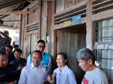 PLN president director Darmawan Prasodjo stands behind Energy and Mineral Resources Minister Bahlil Lahadalia (second left) on Wednesday during a meeting with recipients of the New Electricity Installation Assistance Program (BPBL) in Wolaang Village, Minahasa, North Sulawesi.