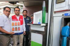 Market inspection: Officials from the Energy and Mineral Resources Ministry and state-owned oil and gas company Pertamina’s subsidiary, PT Pertamina Patra Niaga (PPN), inspect fuel quality on October 29 at the Kayoon gas station in Surabaya, East Java.