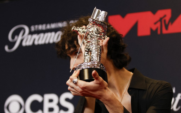 United States singer-songwriter Sombr poses with the Best Alternative award for “Back to Friends“ in the press room on Sept. 7 during the MTV Video Music Awards at UBS Arena in Elmont, New York, the US.