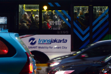 Fare hike: Passengers are seen inside a Transjakarta bus in the middle of a traffic jam near a Transjakarta bus stop in South Jakarta, on Thursday, October 30, 2025. The Jakarta administration’s plan to increase Transjakarta fares has drawn a mixed reaction, with some commuters claiming the move is necessary to maintain quality and others claiming it will hurt their wallets.