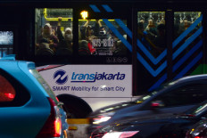 Fare hike: Passengers are seen inside a Transjakarta bus in the middle of a traffic jam near a Transjakarta bus stop in South Jakarta, on Thursday, October 30, 2025. The Jakarta administration’s plan to increase Transjakarta fares has drawn a mixed reaction, with some commuters claiming the move is necessary to maintain quality and others claiming it will hurt their wallets.