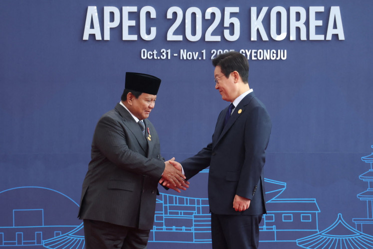 Asian duo: President Prabowo Subianto shakes hands with South Korea’s President Lee Jae-myung on Friday, October 31, 2025, during the Asia-Pacific Economic Cooperation (APEC) summit in Gyeongju, South Korea.