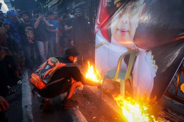 Tensions rise: Protesters burn a banner on Oct. 31 in front of the regent’s office in Pati, Central Java, after a plenary session in which the regional council decided not to impeach Pati Regent Sudewo following a legislative enquiry into corruption and misconduct.