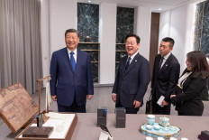Xi jokes about spying with Chinese phone gift for South Korea's Lee