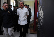 Culture Minister Fadli Zon (left) talks with Bogor Mayor Dedie A. Rachim (right) on Oct. 25 during a visit to Bumi Ageung Batutulis Museum in Bogor, West Java. Fadli visited the museum amid a plan to build a museum focused on telling the history of the ancient Sundanese kingdom of Pajajaran.