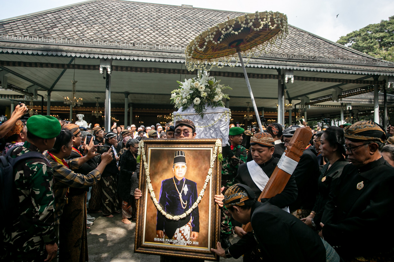 Great loss:Relatives of Surakarta Sunanate King Pakubuwono XIII Hangabehi and palace servants, commonly called abdi dalem, carry the coffin of the late king from the palace on Nov. 5, in Surakarta, Central Java, for his burial. Pakubuwono XIII died at the age of 77 and was buried at the Imogiri Royal Cemetery on Wednesday in Yogyakarta.