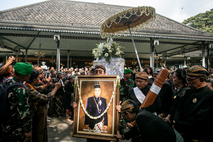 Great loss:Relatives of Surakarta Sunanate King Pakubuwono XIII Hangabehi and palace servants, commonly called abdi dalem, carry the coffin of the late king from the palace on Nov. 5, in Surakarta, Central Java, for his burial. Pakubuwono XIII died at the age of 77 and was buried at the Imogiri Royal Cemetery on Wednesday in Yogyakarta.