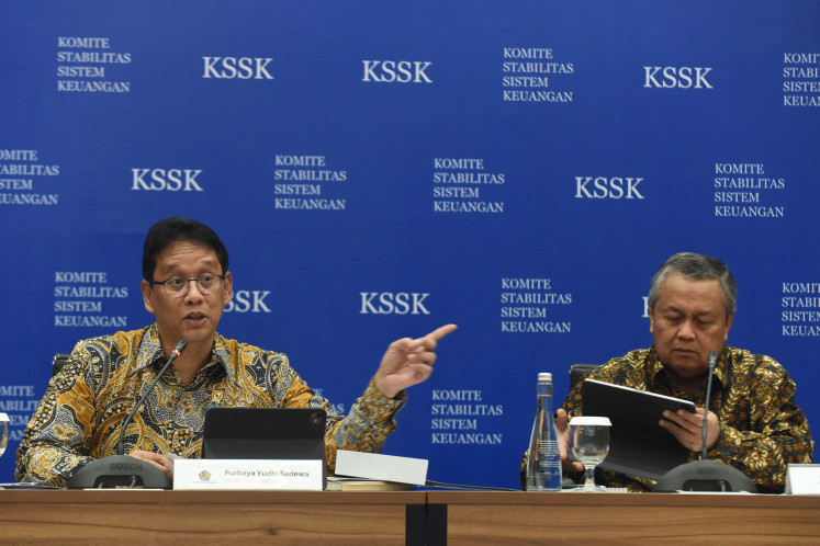 Finance Minister Purbaya Yudhi Sadewa (left) and Bank Indonesia (BI) Governor Perry Warjiyo give a press conference on the results of a meeting of the Financial System Stability Committee (KSSK) on Nov. 3 in Jakarta. Purbaya has urged banks to channel funds into the credit market, instead of buying BI Rupiah Securities (SRBI) or government bonds (SUN), to accelerate economic growth. 