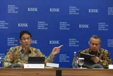 Finance Minister Purbaya Yudhi Sadewa (left) and Bank Indonesia (BI) Governor Perry Warjiyo give a press conference on the results of a meeting of the Financial System Stability Committee (KSSK) on Nov. 3 in Jakarta. Purbaya has urged banks to channel funds into the credit market, instead of buying BI Rupiah Securities (SRBI) or government bonds (SUN), to accelerate economic growth. 