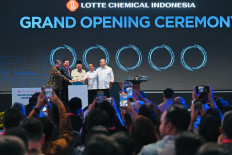 President Prabowo Subianto (center) and LOTTE Group chairman Shin Dong-bin (second left) officiate the inauguration of the Lotte Chemical Indonesia petrochemical plant in Cilegon, Banten, on Nov. 6, 2025. The strategic facility is poised to significantly reduce Indonesia's import dependency for essential raw materials.