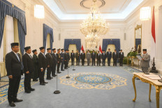 President Prabowo Subianto ('right') swears in members of the Police Reform Acceleration Committee on Friday, at the Merdeka Palace in Central Jakarta. The committee has been tasked to advise the President on potential measures to be taken to push for comprehensive reform of the National Police, following growing public pressure for change.