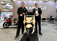 Alva chief marketing officer Putu Swaditya Yudha (right) poses with Kawago chief executive officer Lu Wei flanking the Alva N3 electric motorcycle on Wednesday at the Kawago booth during the Milan Motorcycle Shows in Milan, Italy. Alva introduced the N3 during the annual exhibition to enter the global market. 
