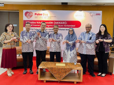 Indonesian cardiologists show how to feel one's heart pulse during a press conference in Jakarta on Thursday, Nov. 6, 2025. Dubbed the Feel Your Own Pulse (Menari) campaign, the early detection is conducted by placing index and middle fingers in one’s wrist or neck to count the pulse as an early detection against arrythmia.