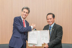 The United Kingdom Secretary of State for Energy and Net Zero Ed Miliband (left) shakes hand with Indonesian Environment Minister/Environment Management Agency (BPLH) head Hanif Faisol Nurofiq after signing a Memorandum of Understanding on Nov. 7 to strengthen climate change mitigation in Belem, Brazil.