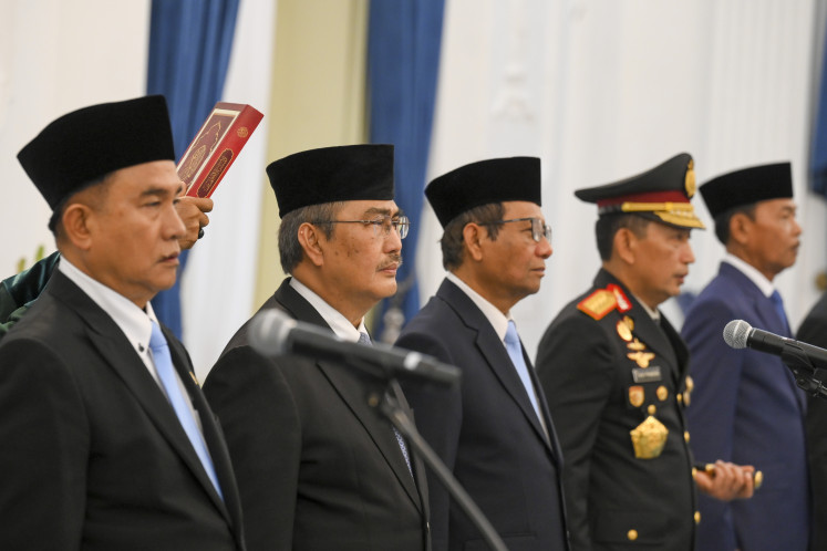 Leaders of justice: Former Constitutional Court chief justice Jimly Asshiddiqie (second left), former coordinating political, legal and security affairs minister Mahfud MD (center), Coordinating Law, Human Rights, Immigration and Correctional Services Minister Yusril Ihza Mahendra (left), National Police chief Gen. Listyo Sigit Prabowo (second right) and former National Police chief Idham Aziz attend the inauguration of members of the Police Reform Acceleration Commission on Friday at the Merdeka Palace in Jakarta.