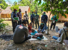 > Officials from the Indragiri Hulu Health Agency treat members of the Talang Mamak Indigenous community suffering from upper respiratory infections in Datai Hamlet, Rantau Langsat Village, Indragiri Hulu Regency, Riau Province. At least five members of the community have died and hundreds more have fallen ill as the outbreak spreads within the isolated tribe.