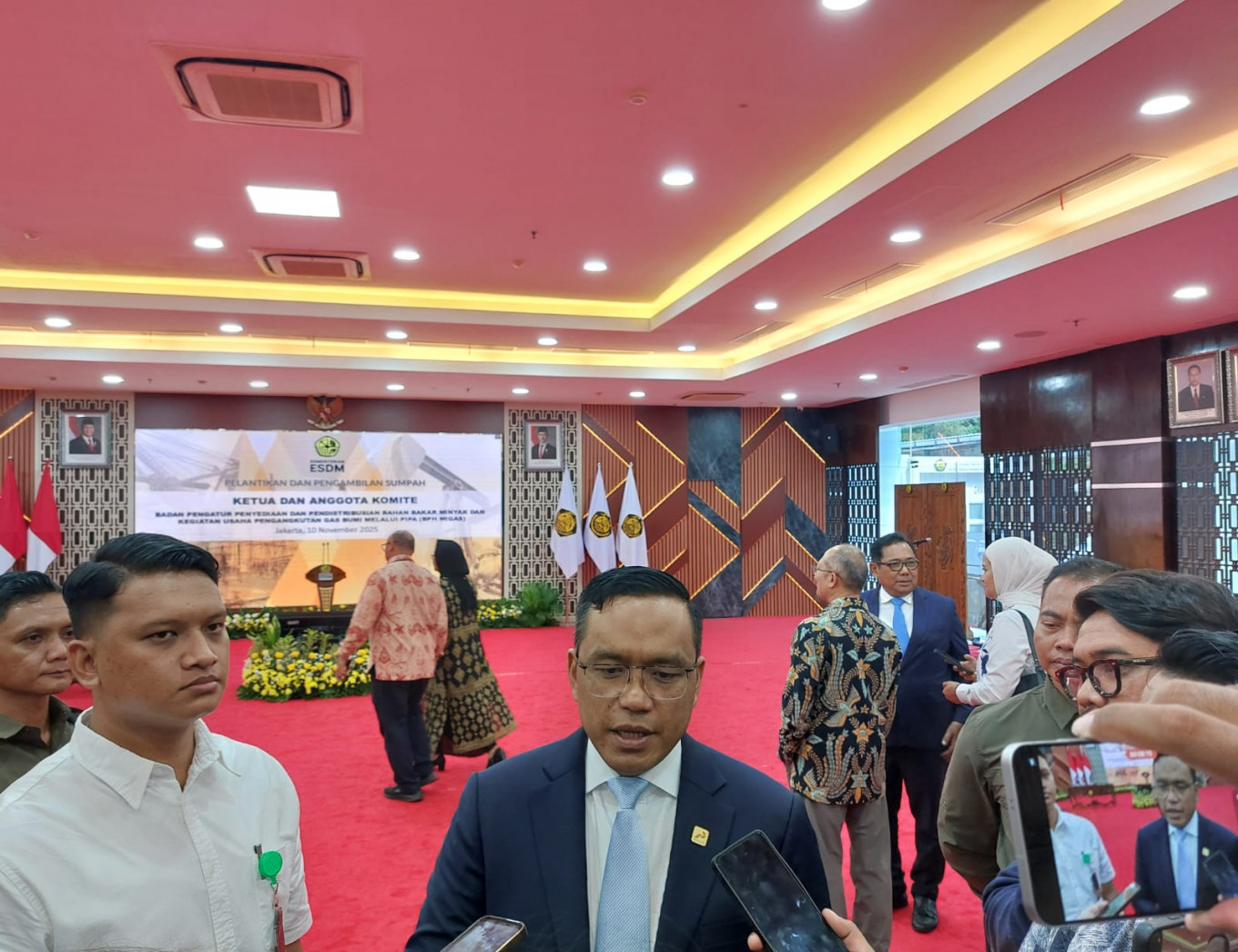 Pertamina president director Simon Aloysius Mantiri (center) spoke to reporters on Monday at the sidelines of the Downstream Oil and Gas Regulatory Agency (BPH Migas) head and committee members' inauguration ceremony in Jakarta.
