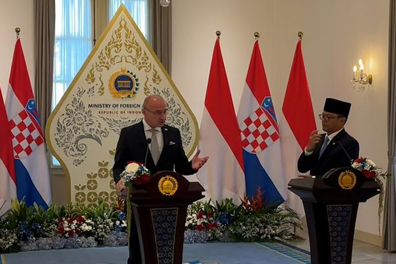 Indonesian Foreign Minister Sugiono (right) and Croatian counterpart Gordan Grlić Radman deliver a joint press statement on Nov. 10 on at the Foreign Affairs Ministry building in Central Jakarta.