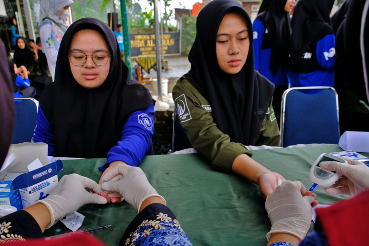 Students take a blood test on Oct. 28, 2025, during the government&rsquo;s free health check (CKG) program at Pondok Pesantren Nida' Al-Qur'an Paladan, an Islamic boarding school in Temanggung, Central Java.