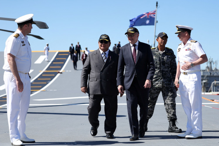 President Prabowo Subianto (second left) walks alongside Australian Prime Minister Anthony Albanese (center) on Nov. 12 on the HMAS Canberra during a visit to HMAS Kuttabul Fleet Base in Sydney, Australia.