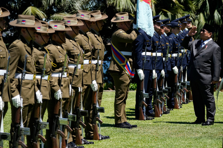 President Prabowo Subianto salutes on Nov. 12 as he inspects a guard of honor after arriving at Admiralty House in Sydney, Australia. 
