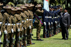 President Prabowo Subianto salutes on Nov. 12 as he inspects a guard of honor after arriving at Admiralty House in Sydney, Australia. 
