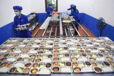 Workers prepare nutritious meals under the Free Nutritious Meals (MBG) program at the Samarinda Police Nutrition Fulfillment Service Unit (SPPG) in Samarinda Ulu, East Kalimantan, on Nov. 4.