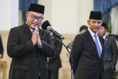 Arif Satria (left) gestures to journalists ahead of his inauguration as the head of the National Research and Innovation Agency (BRIN), at the State Palace in Jakarta on Nov. 10, 2025. 