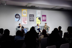Chinese-Indonesian-American author Xu Xi (right) joined The Jakarta Post president and chief revenue officer Maggie Tiojakin (left) and Magdalene co-founder and chief editor Devi Asmarani (center) for a fireside chat on stories in a fragmented world. 