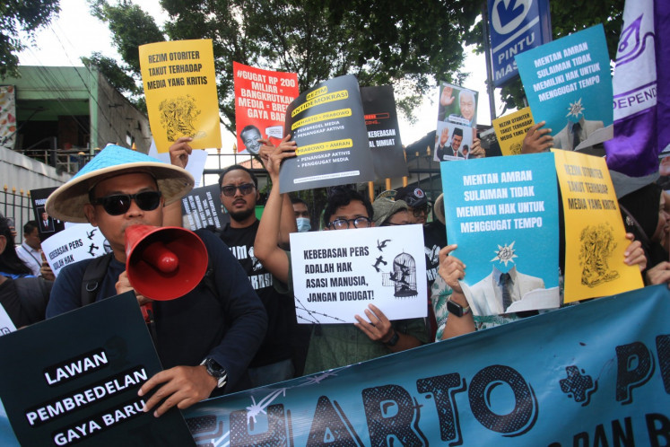 Activists stage a solidarity rally for Tempo magazine on Nov. 3 in front of the South Jakarta District Court where a lawsuit filed by the Agriculture Ministry against Tempo is entering its 10th session. 