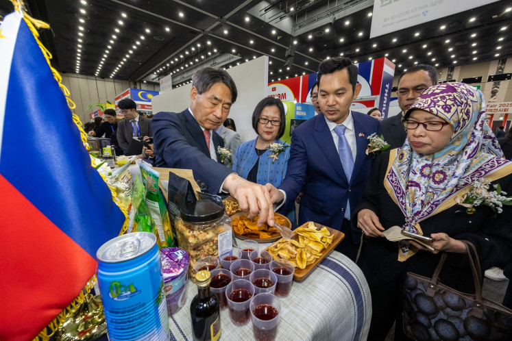 Region-wide tasting: ASEAN-Korea Centre secretary-general Kim Jae-shin (left), accompanied by ASEAN ambassadors to South Korea, samples a dish at a Philippine food and beverage booth on Nov. 14 during the ASEAN Trade Fair 2025, which ran from Nov. 13 to 16 at the KINTEX Exhibition Center in Ilsan, northwest of Seoul.