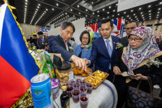 Region-wide tasting: ASEAN-Korea Centre secretary-general Kim Jae-shin (left), accompanied by ASEAN ambassadors to South Korea, samples a dish at a Philippine food and beverage booth on Nov. 14 during the ASEAN Trade Fair 2025, which ran from Nov. 13 to 16 at the KINTEX Exhibition Center in Ilsan, northwest of Seoul.