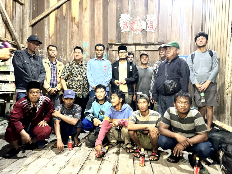 Officials from Rokan Hilir regency administration pose on Nov. 14 with 10 fishermen who were repatriated from Malaysia. The fishermen were arrested on Nov. 5 by the Malaysia Maritime Enforcement Agency (MMEA) for unintentionally crossing into Malaysian waters.