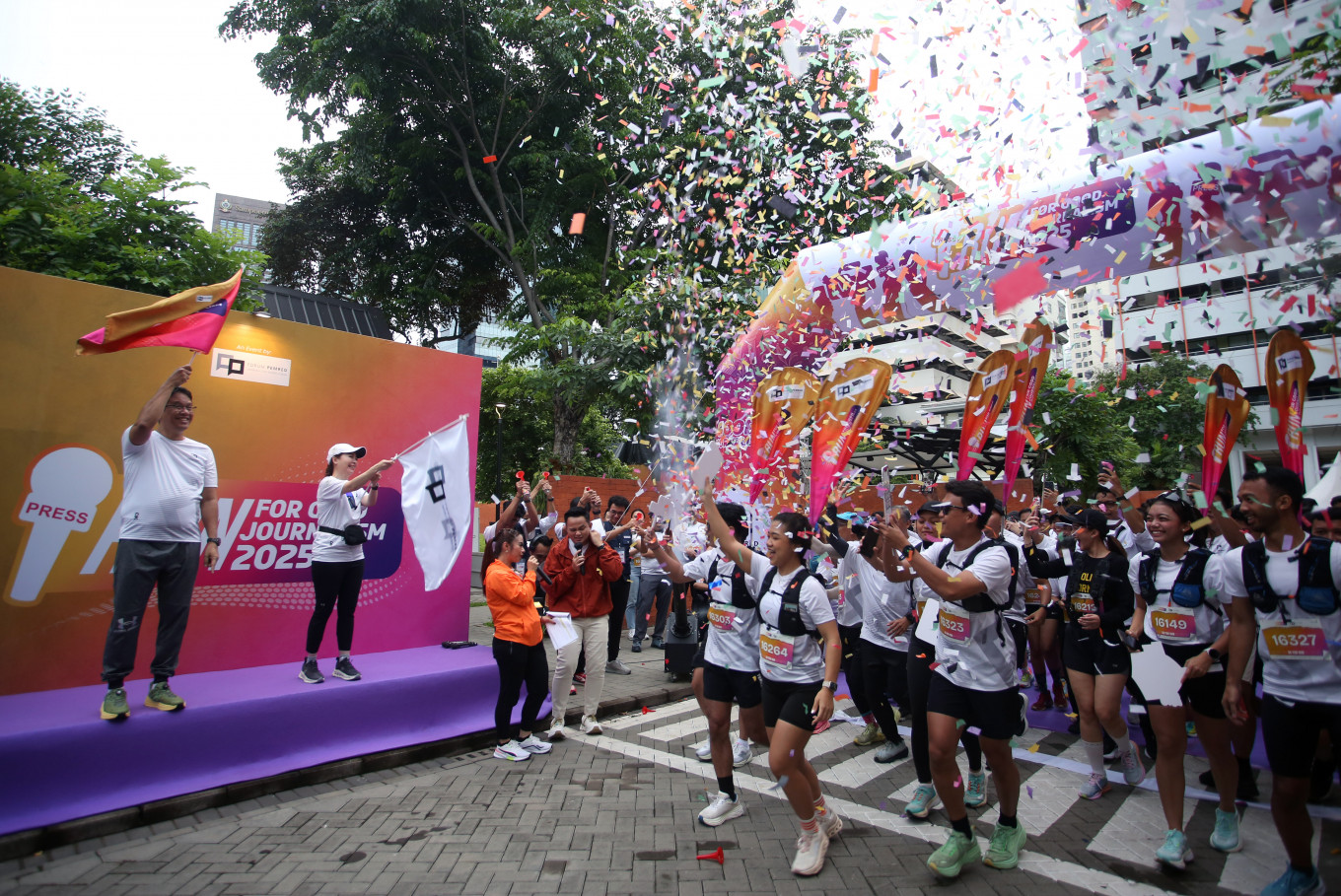 Support the truth: Finance Minister Purbaya Yudhi Sadewa (left) and Chief Editors Forum chair Retno Pinasti (second left) flag off participants of the 2025 Run for Good Journalism event on Sunday, in Jakarta. Organized by the Chief Editors Forum, the event aimed to strengthen the ecosystem of quality journalism and support the sustainability of the media industry amid the challenges of the digital era.