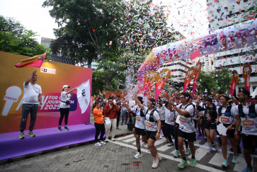 Support the truth: Finance Minister Purbaya Yudhi Sadewa (left) and Chief Editors Forum chair Retno Pinasti (second left) flag off participants of the 2025 Run for Good Journalism event on Sunday, in Jakarta. Organized by the Chief Editors Forum, the event aimed to strengthen the ecosystem of quality journalism and support the sustainability of the media industry amid the challenges of the digital era.