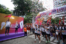 Support the truth: Finance Minister Purbaya Yudhi Sadewa (left) and Chief Editors Forum chair Retno Pinasti (second left) flag off participants of the 2025 Run for Good Journalism event on Sunday, in Jakarta. Organized by the Chief Editors Forum, the event aimed to strengthen the ecosystem of quality journalism and support the sustainability of the media industry amid the challenges of the digital era.