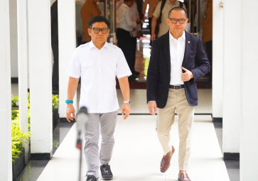 Coordinating Social Empowerment Minister Muhaimin Iskandar (left) and Migrant Workers Protection Minister Mukhtarudin attend a coordination meeting on the SMK Go Global program on Tuesday at the coordinating minister's office in Central Jakarta.
