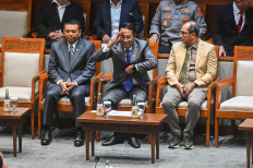Law Minister Supratman Andi Agtas (center), sitting between Deputy State Secretary Bambang Eko Suhariyanto (left) and Deputy Law Minister Edward Omar Sharif Hiariej, gives a salute ahead of a House of Representatives plenary session on Nov. 18 at the Senayan legislative complex in Jakarta. During the session, the House passes a revision of the Criminal Law Procedures Code (KUHAP).
