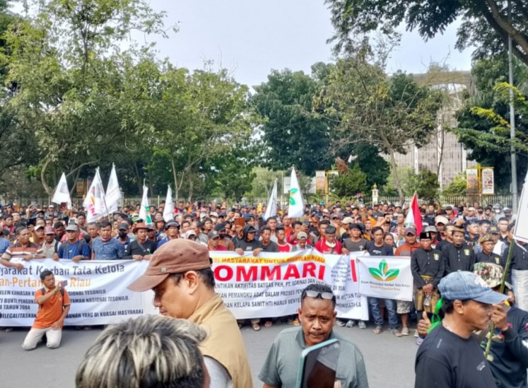 Protesters stage demonstration in front of the Riau High Prosectuor's Office in Pekanbaru, Riau on Thursday, rejecting the relocation of local communities residing within the Tesso Nilo National Park in the province to other areas as well as urging the government to allow the comanagement of cultivation land within the national park between local communities and state-owned firm PT Agrinas Palma Nusantara.