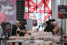 Feast for bookworms: Visitors browse books on Nov. 14 at the Jakarta International Literary Festival (JILF) 2025, themed “Tanah Air dalam Tubuh Kita” (The Homeland in Our Bodies), which ran from Nov. 13 to 16 at Taman Ismail Marzuki in Menteng, Central Jakarta.
