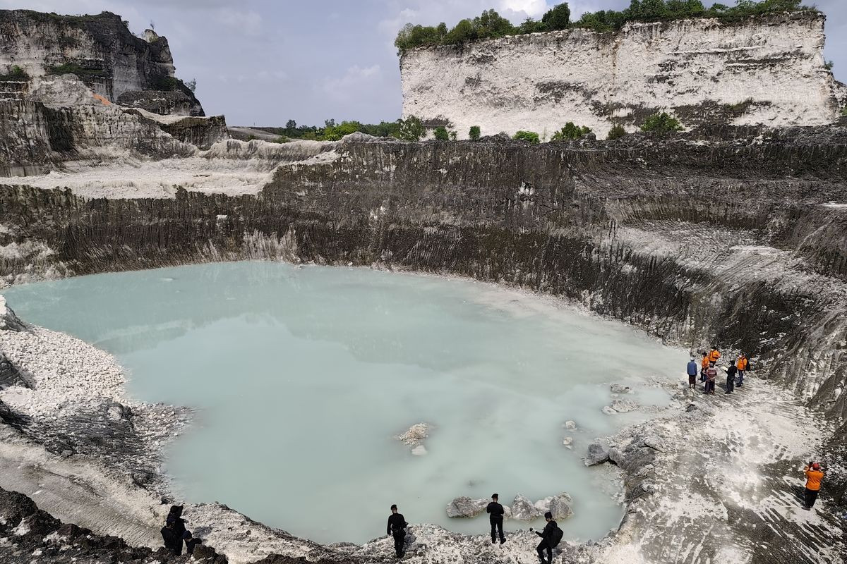 Officers from the East Java Police Indonesia Automatic Fingerprint Identification System (Inafis) and Mobile Brigade conduct an investigation on Nov. 21 at Bukit Jaddih tourism site in Bangkalan, Madura Island, East Java. The investigation was launched after six students of an Islamic boarding school were drown in the water-filled quarry on Nov. 20.